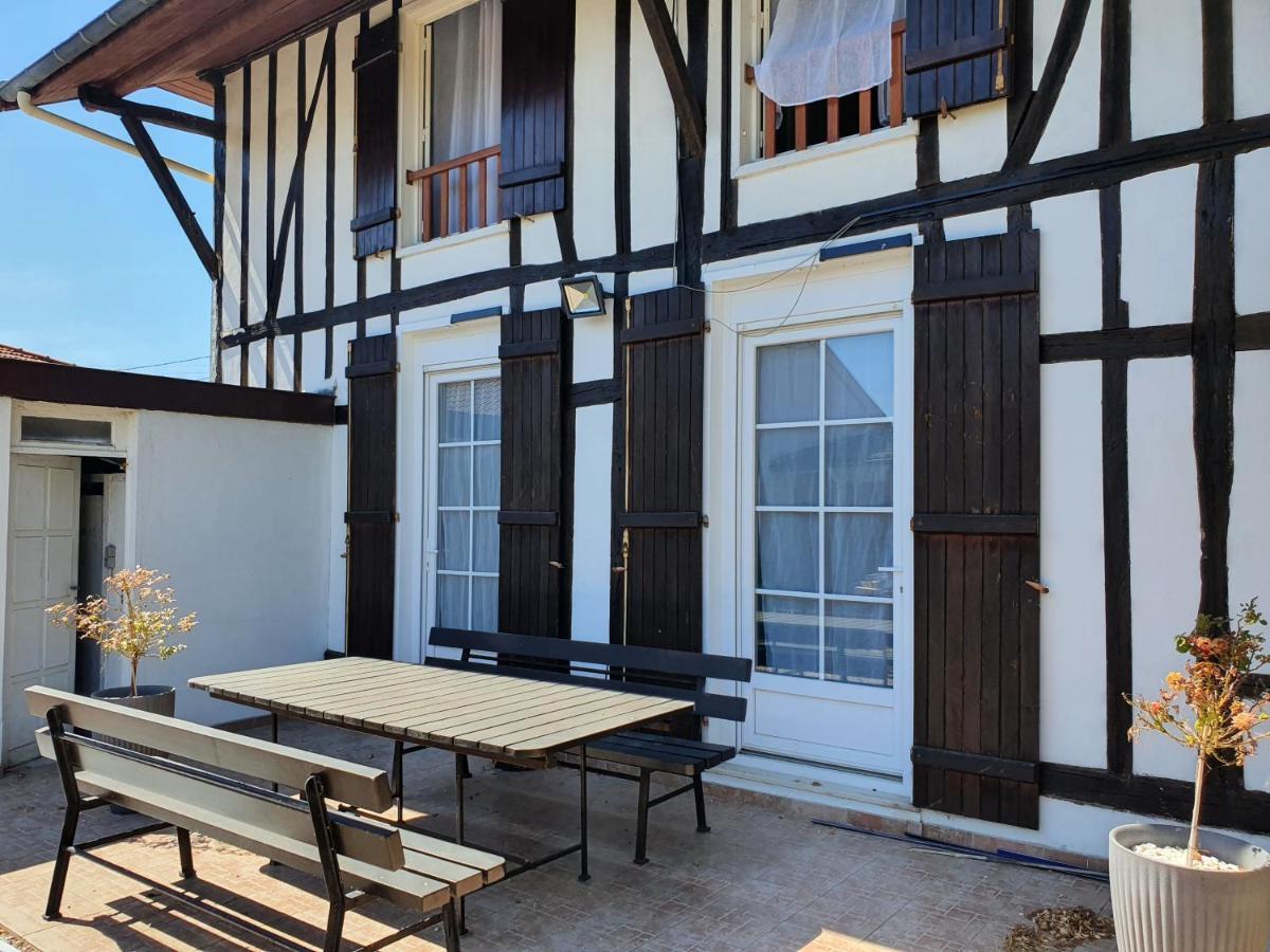 Maison A Colombages Norrois Exterior foto